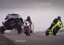 Un buggy V8 sfida due Triumph Daytona Turbo a colpi di drift - Video